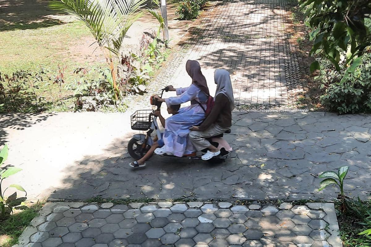 potret pengunjung naik sepeda listrik di Taman Balekambang
