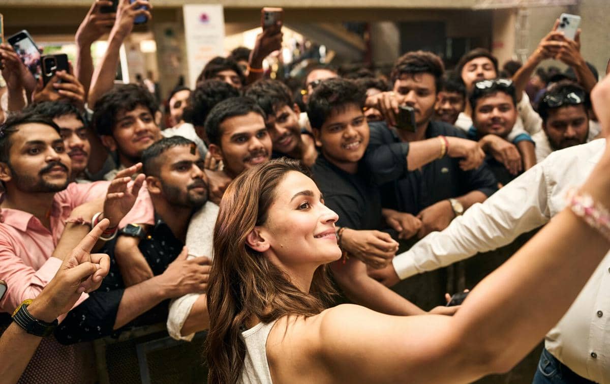 8 Potret Alia Bhatt di Ahmedabad, Promosi Film Terbaru