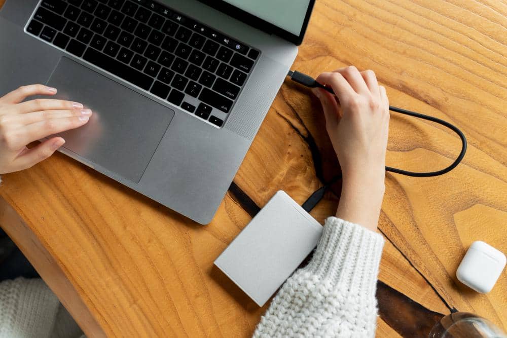ilustrasi penggunaan laptop