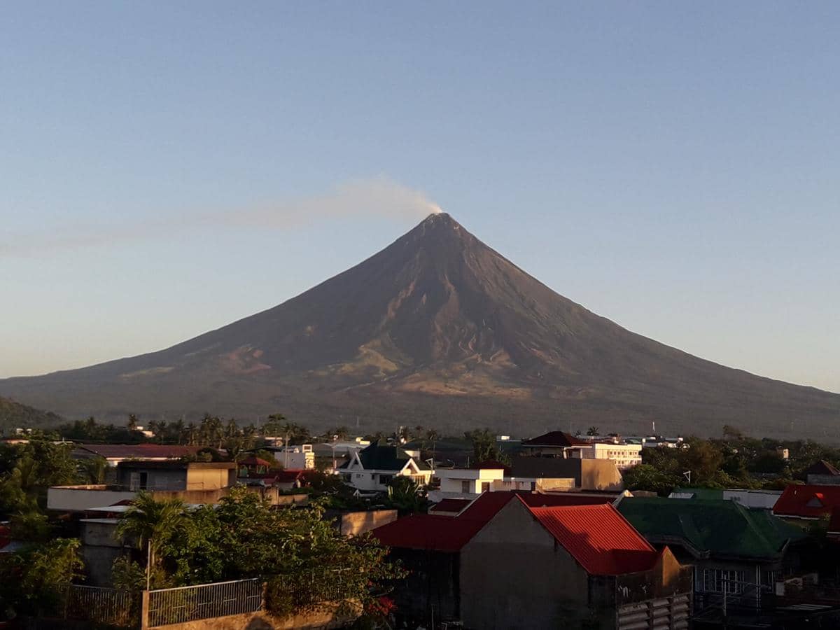 bentuk kerucut Gunung Mayon tampak hampir simetris dari berbagai sudut