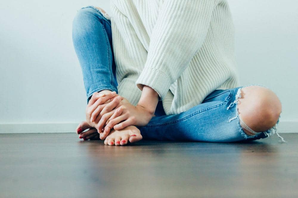Seorang perempuan mengalami kram di kakinya