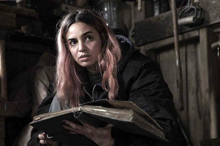 adegan dalam film Evil Dead Burn