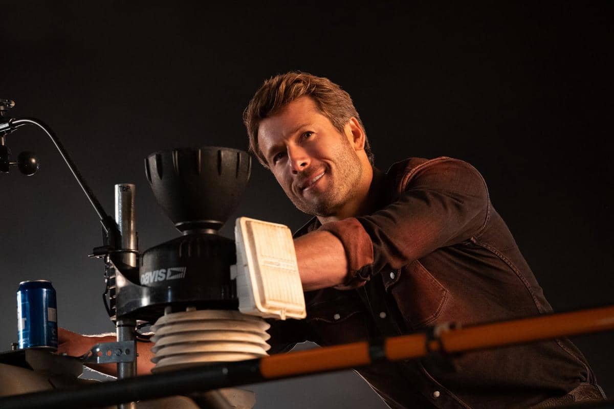 Glen Powell dalam film Twisters