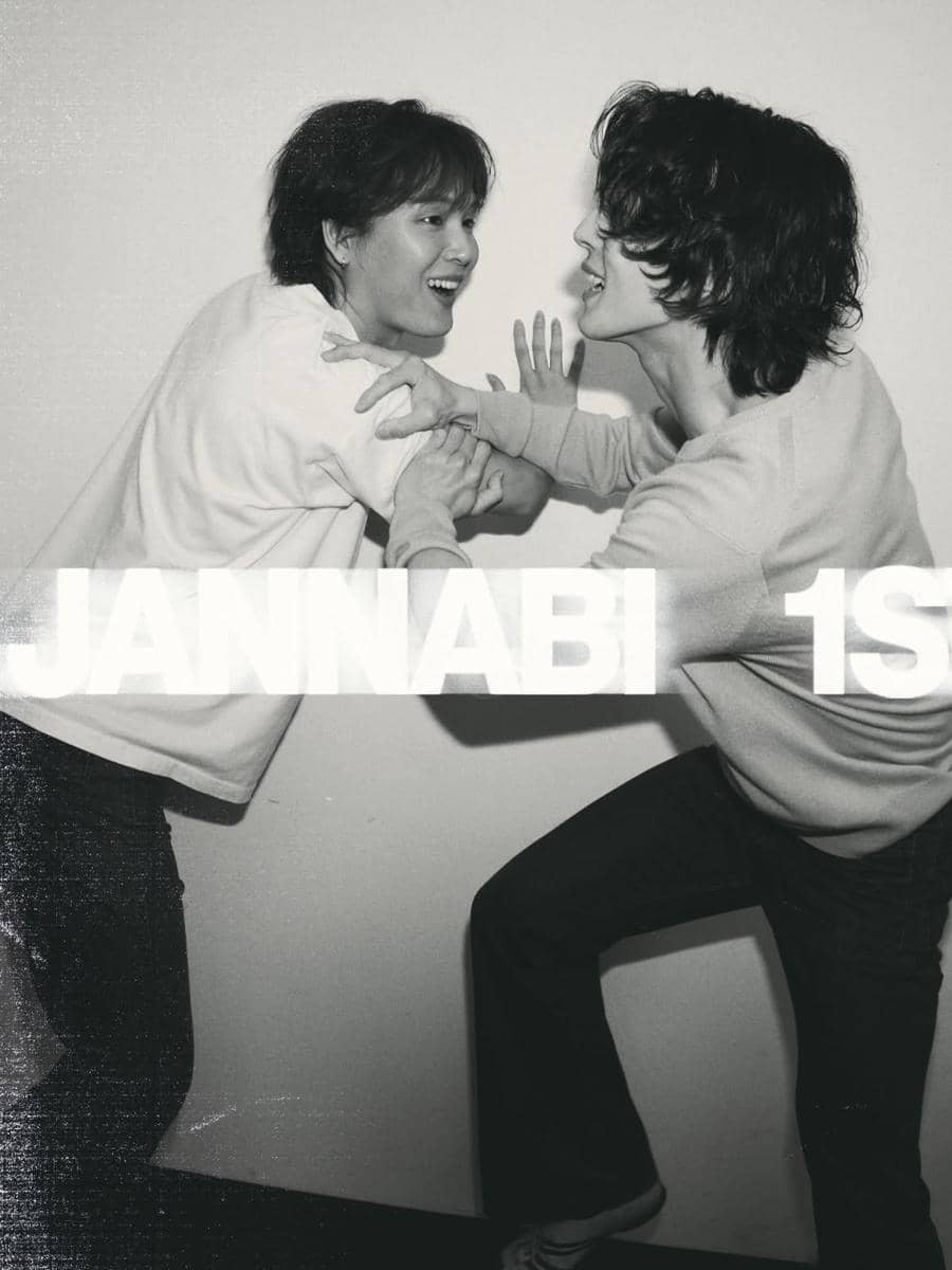 Dua anggota band Jannabi berpose saling bercanda dalam foto hitam putih untuk poster tur Asia pertama mereka berjudul Sweat & Stardust.