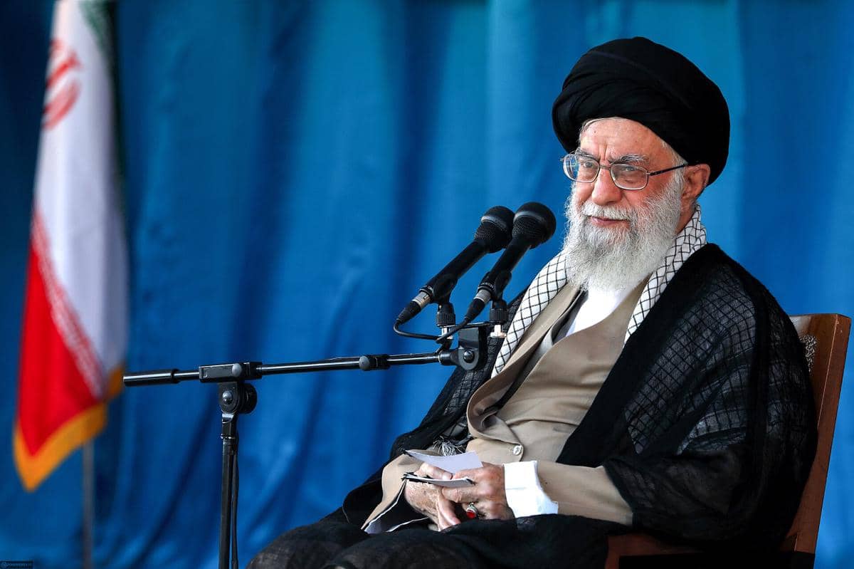 Ayatollah Ali Khamenei sedang berbicara kepada orang banyak.