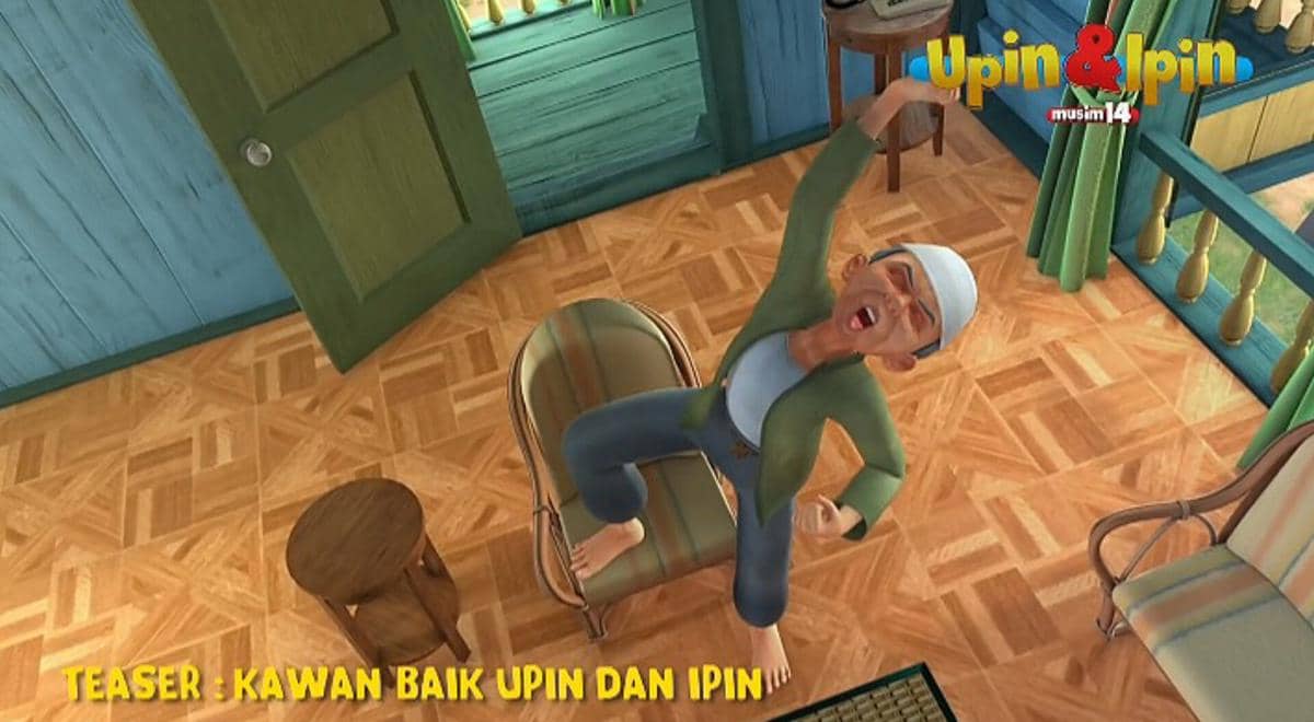 Tok Dalang kegirangan saat tim sepak bola favoritnya mencetak gol.