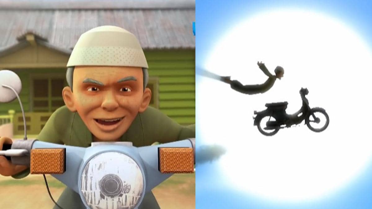 Tok Dalang melakukan atraksi dengan motor tuanya.