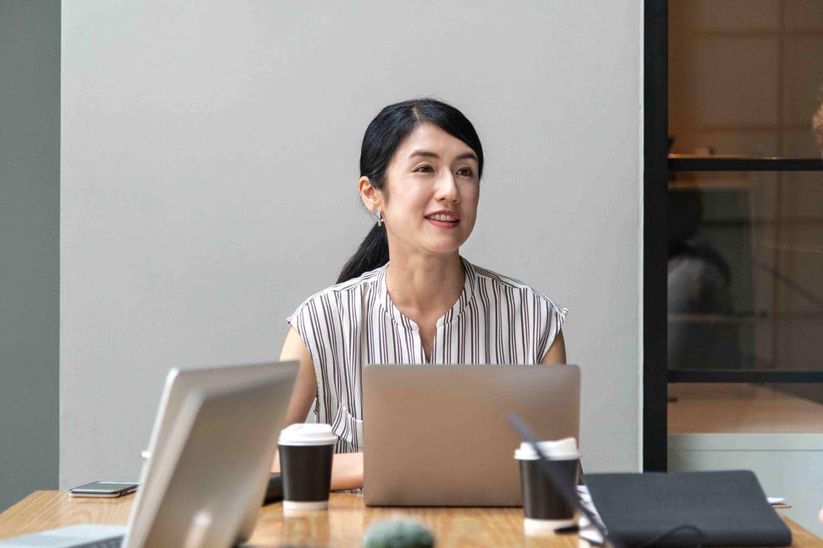 5 Kebiasaan yang Mencerminkan Sikap Profesional di Tempat Kerja