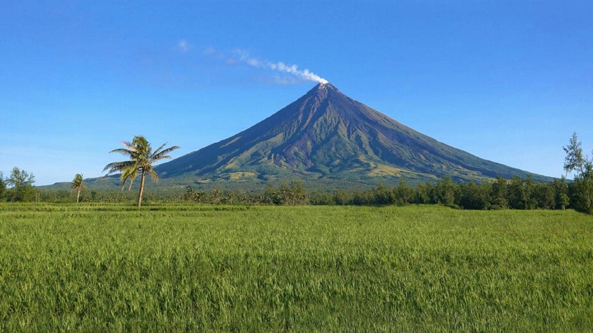 tanah di sekitar Gunung Mayon tetap subur berkat mineral dari material vulkanik