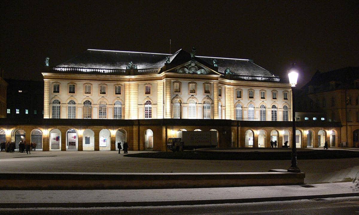 potret gedung teater Metz yang dibangun pada abad ke-18
