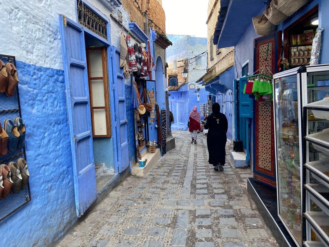 ilustrasi lorong bangunan biru Chefchaouen 