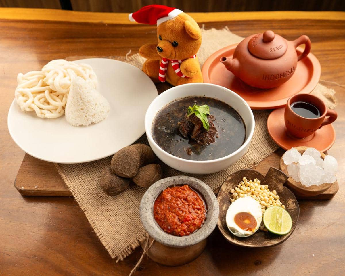 ilustrasi rawon daging sapi khas Jawa Timur dengan hidangan lainnya