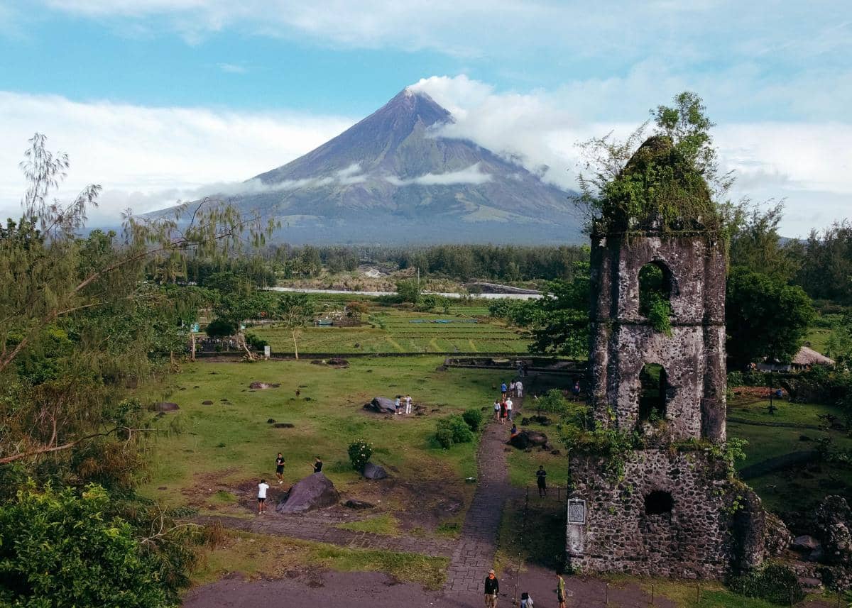 Menara Lonceng Cagsawa menjadi pengingat letusan besar Gunung Mayon pada tahun 1814