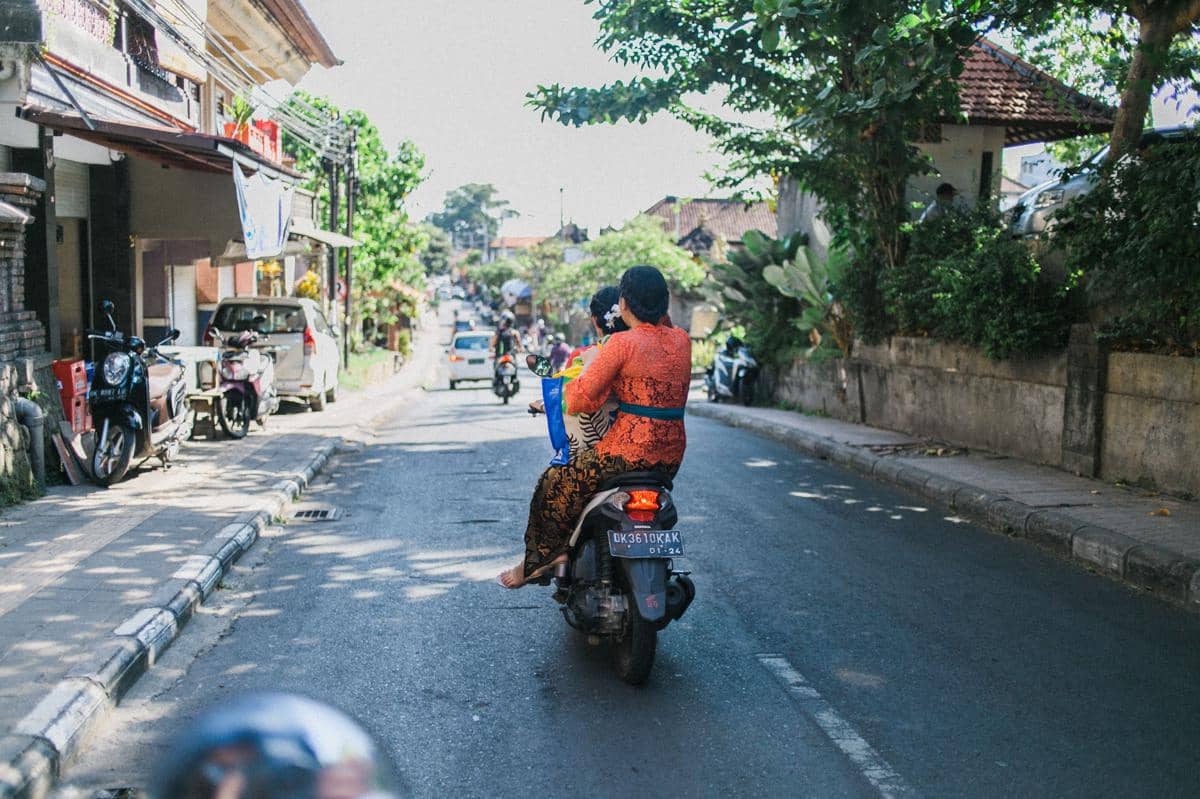 ilustrasi orang mengendarai sepeda motor