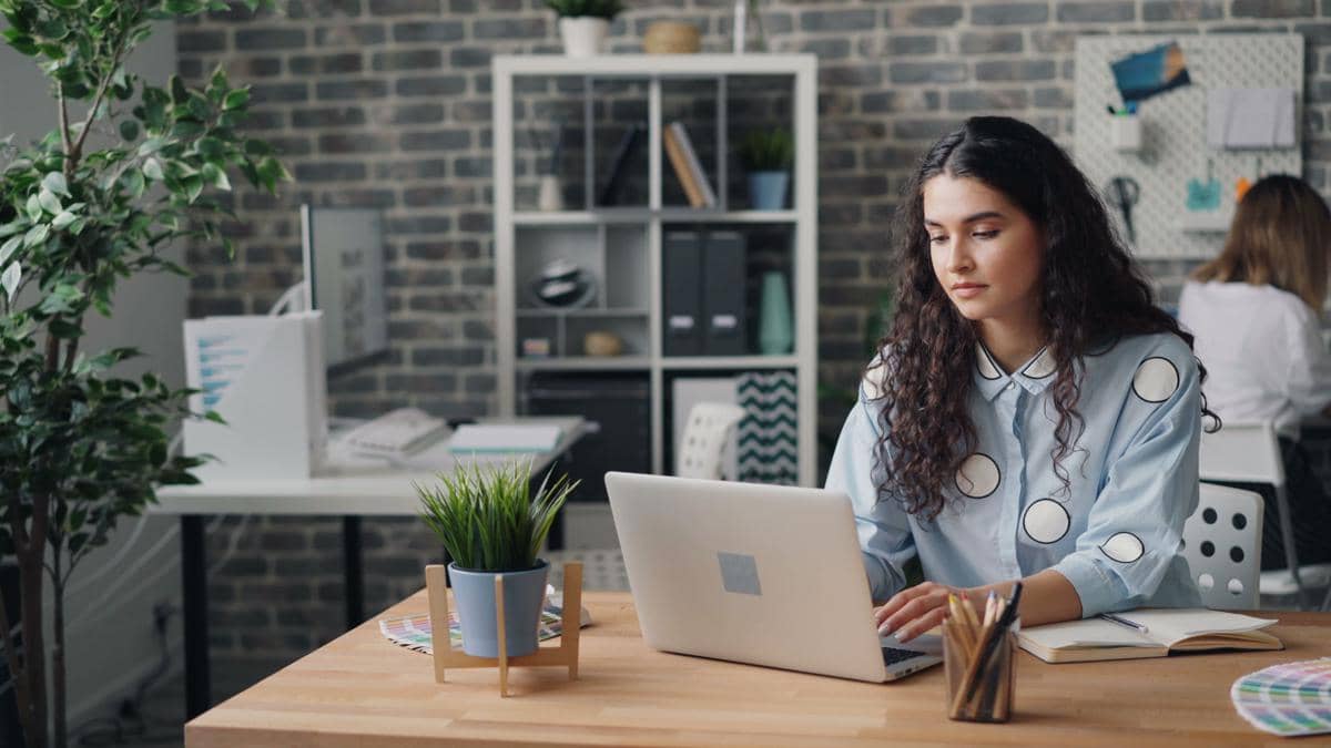 5 Cara Menghadapi Pekerjaan Menumpuk tanpa Mudah Stres ala Gen Z