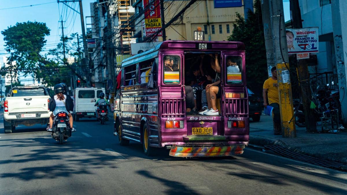 potret jeepney yang melaju di jalan kota di Filipina
