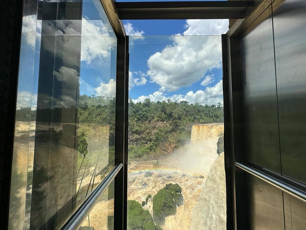 lift kaca di Monday Falls
