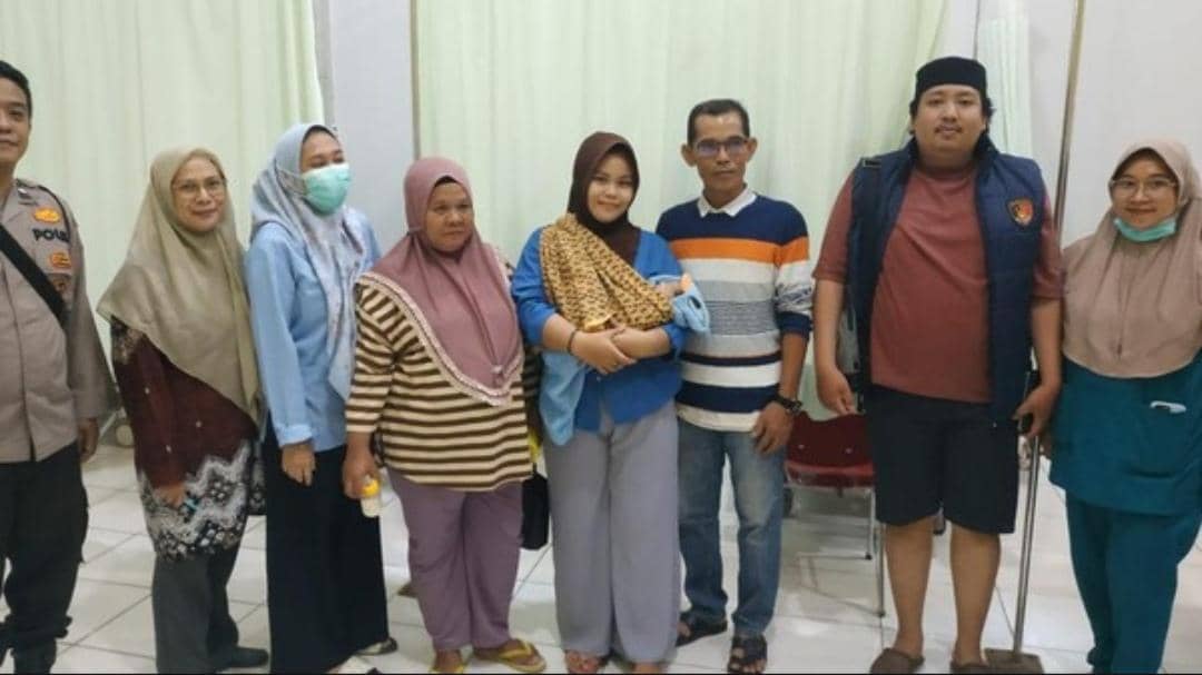 Polisi mengevakuasi bayi perempuan terlantar di teras rumah warga.