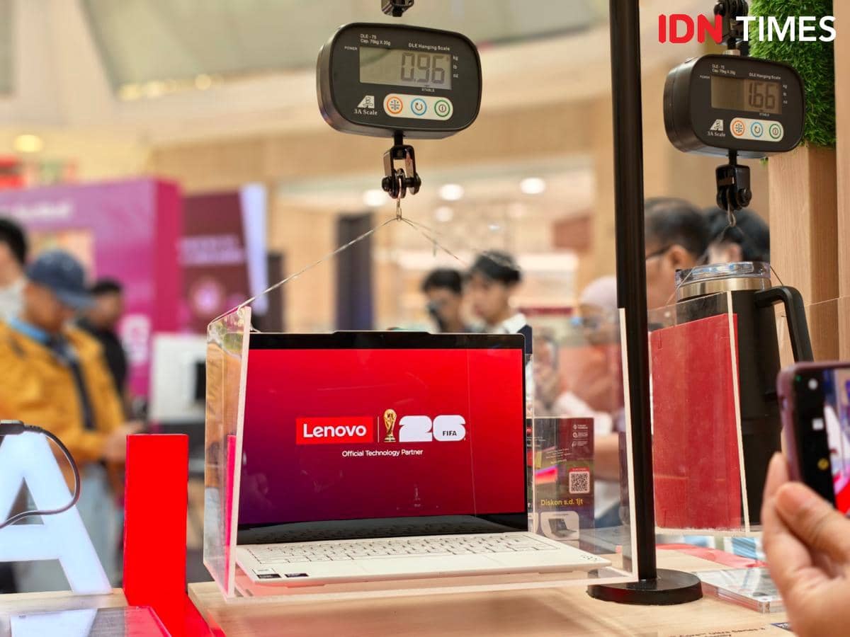 Laptop Lenovo dengan layar menampilkan logo kemitraan resmi bersama FIFA World Cup 2026 dipamerkan di sebuah acara teknologi.