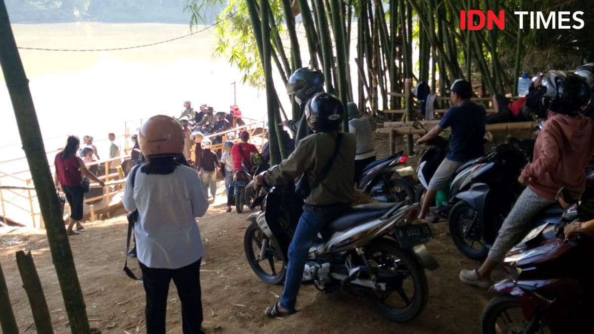 Jembatan Banyumas-Kalibagor Tutup, Warga Bayar Rp5.000 Naik Perahu