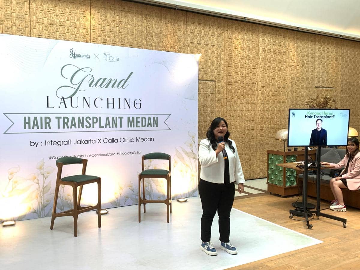 Seorang pembicara memegang mikrofon saat acara peluncuran layanan transplantasi rambut di Medan oleh Integraft Jakarta dan Calla Clinic.