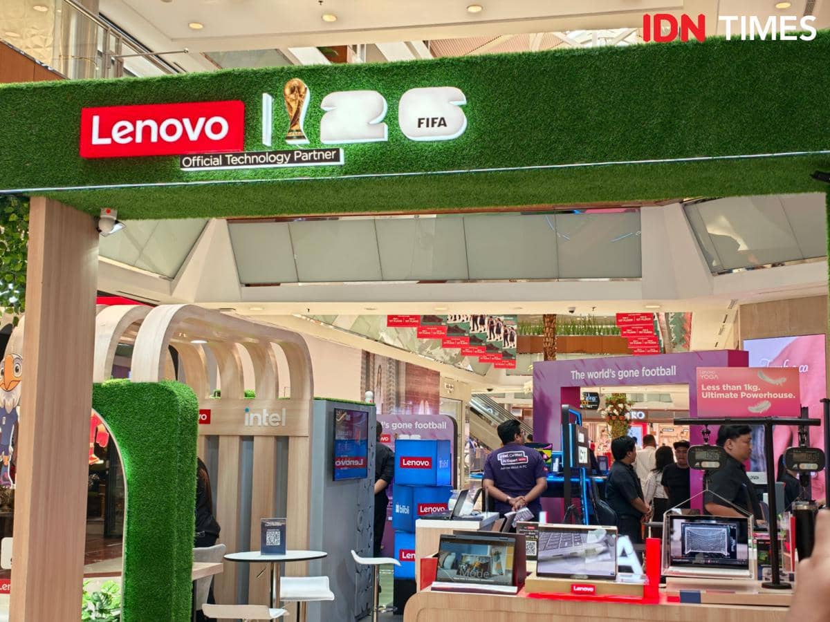 Booth Lenovo dengan tema Piala Dunia FIFA 2026 menampilkan berbagai produk teknologi di dalam pusat perbelanjaan modern.
