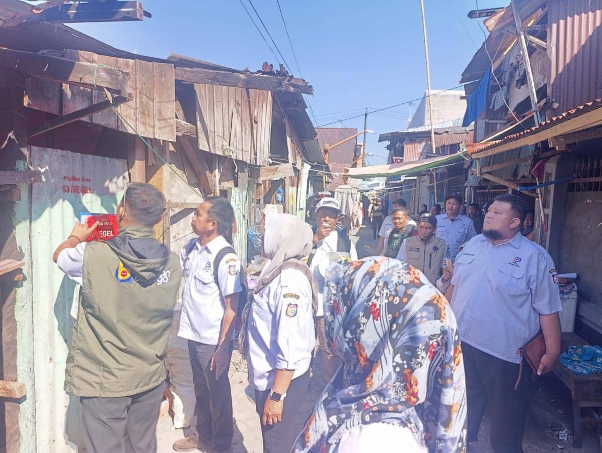 Perumda Pasar Makassar Raya menyegel 308 kios, los, dan lapak di Pasar Kerung-Kerung, Rabu (1/7/2026). ( Dok. Perumda Pasar Makassar Raya)