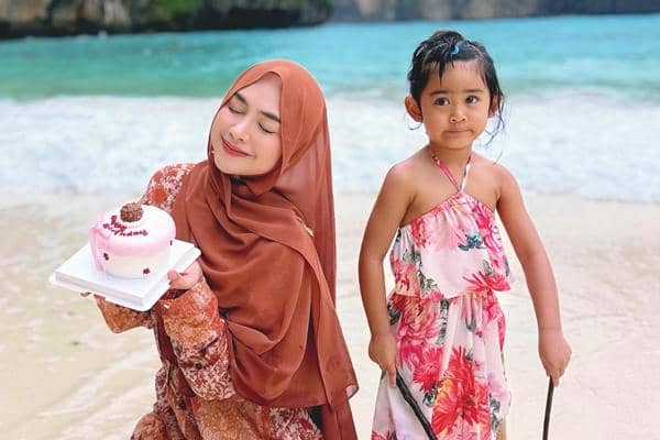 7 Potret Ria Ricis Rayakan Ulang Tahun ke-31 di Pantai Phuket