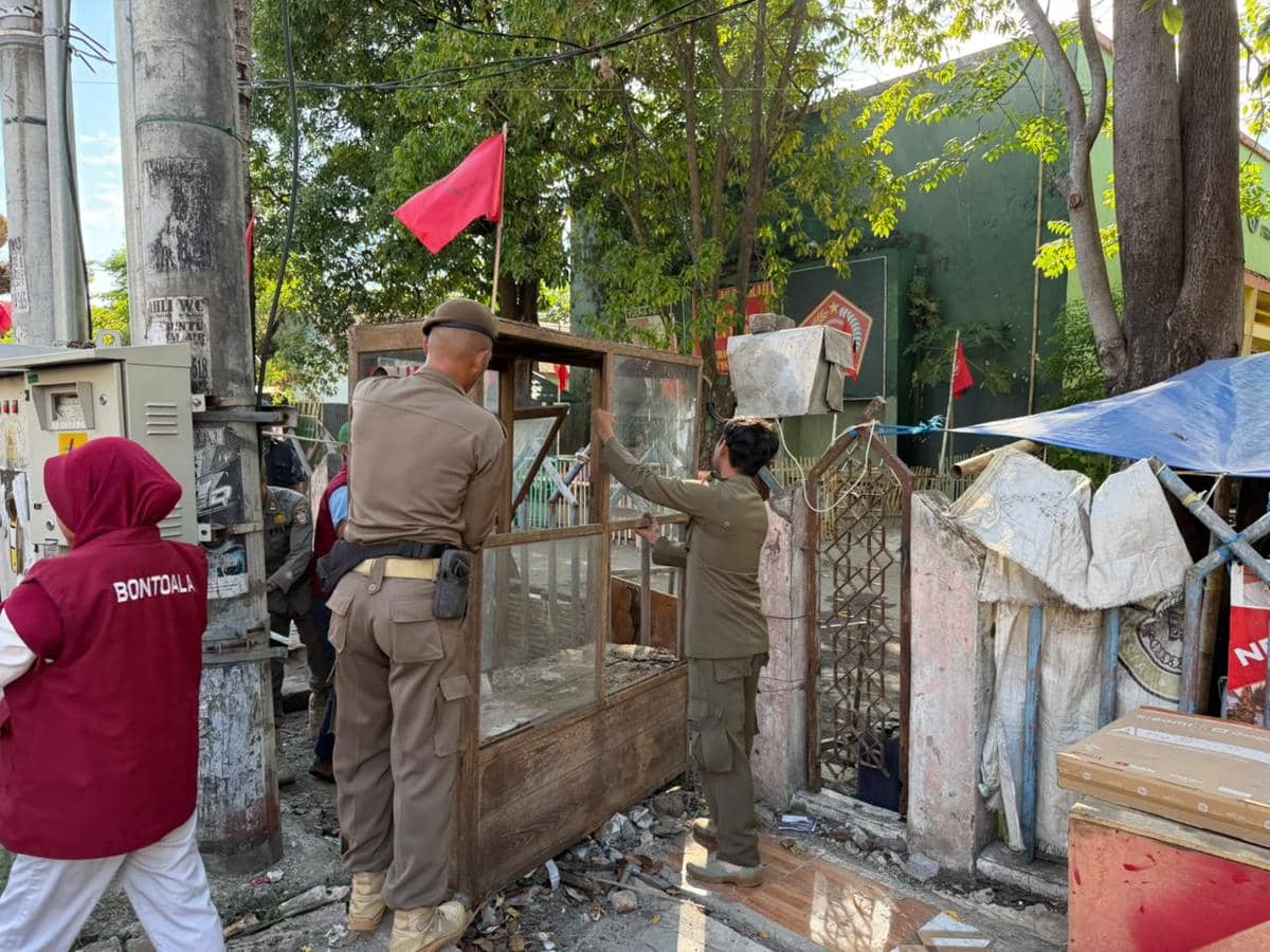 Pembongkaran PKL dan Trotoar di Makassar Terus Berlanjut