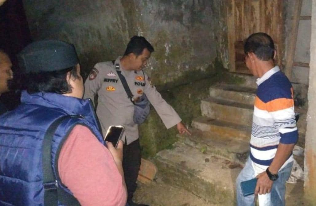 Polisi mengevakuasi bayi perempuan terlantar di teras rumah warga