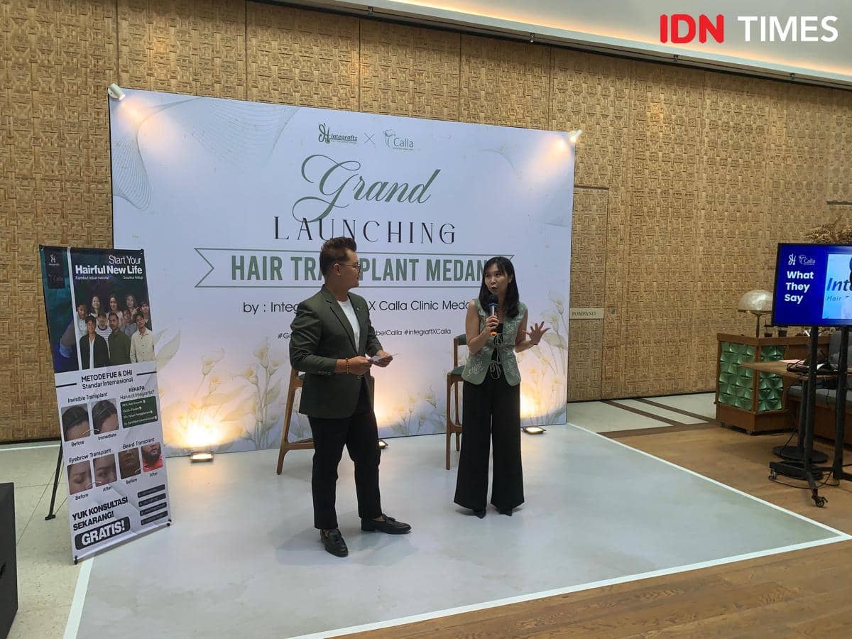 Dua pembicara berdiri di atas panggung saat acara peluncuran layanan transplantasi rambut Calla Clinic Medan dengan latar spanduk promosi.