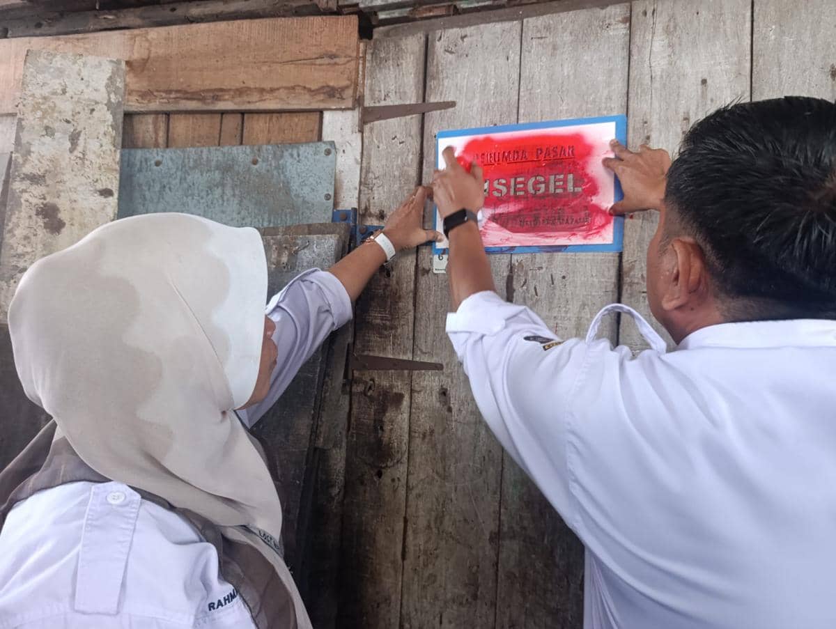 Perumda Pasar Makassar Raya menyegel 308 kios, los, dan lapak di Pasar Kerung-Kerung, Rabu (1/7/2026). ( Dok. Perumda Pasar Makassar Raya)
