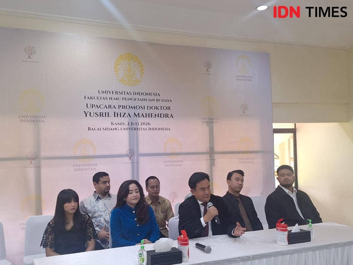 Menko Kumham Imipas, Yusril Ihza Mahendra usai mengikuti ujian doktor ilmu filsafat di Balai Sidang Universitas Indonesia, Depok, Kamis (2/7