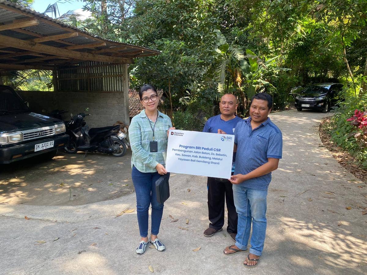 Bantuan pembangunan jalan oleh BRI di Singaraja, Kabupaten Buleleng. (Dok.BRI)