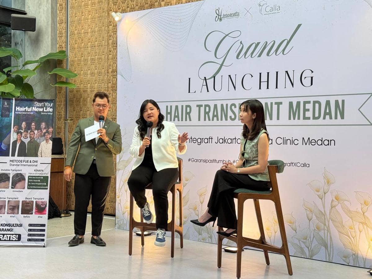 Tiga orang berbicara di atas panggung saat acara peluncuran layanan transplantasi rambut di Medan oleh Integraft Jakarta dan Calla Clinic.