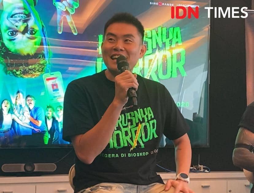 Seorang pria mengenakan kaus hitam bertuliskan Harusnya Horor sedang berbicara dengan mikrofon di acara Content Day di SCTV Tower.