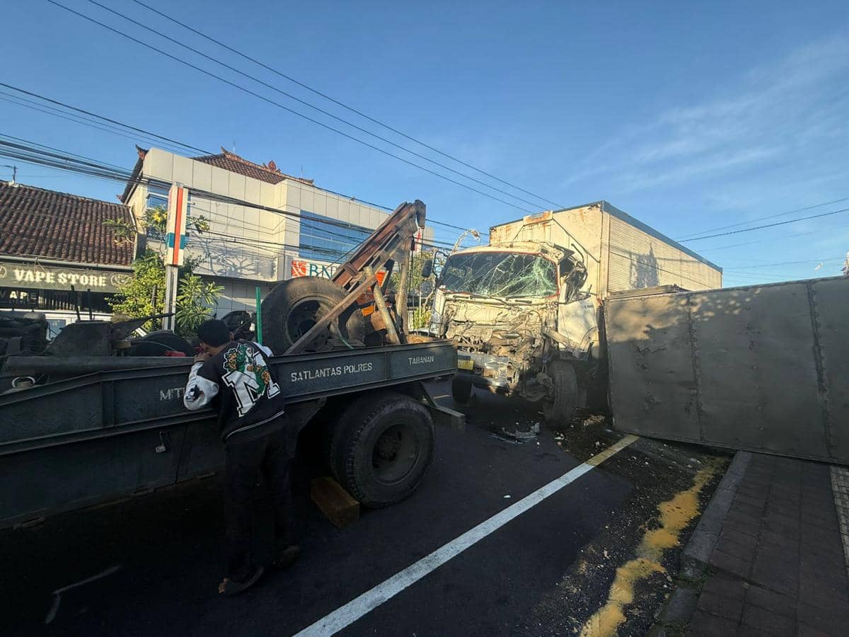 Truk Trailer Tabrak Truk Boks di Tabanan, Sopir Diduga Kurang Fokus
