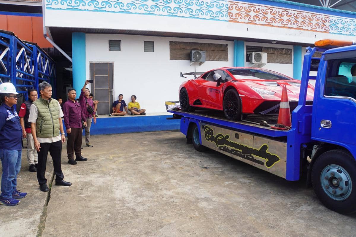 Kejati Kirim 4 Mobil Barang Bukti Korupsi Tambang Bauksit, Ada Lamborghini