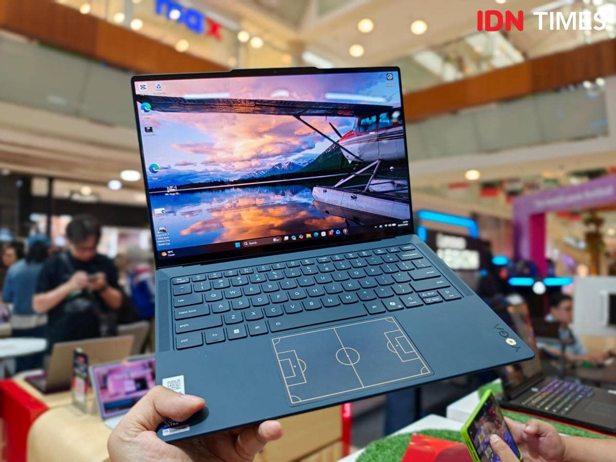 Laptop Lenovo edisi khusus FIFA World Cup 26 dengan desain lapangan sepak bola di keyboard dipamerkan di pusat perbelanjaan.