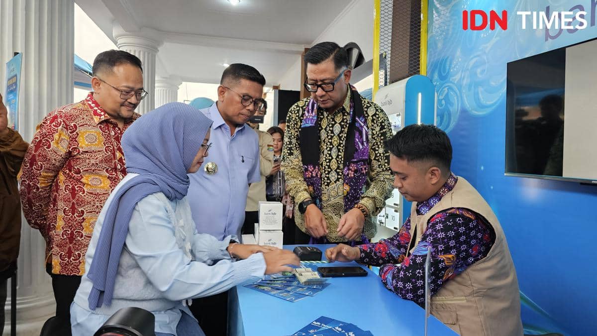 Beberapa pejabat dan warga Kabupaten Tangerang berinteraksi di loket pelayanan pajak di kantor kecamatan dengan suasana ramah dan informatif.