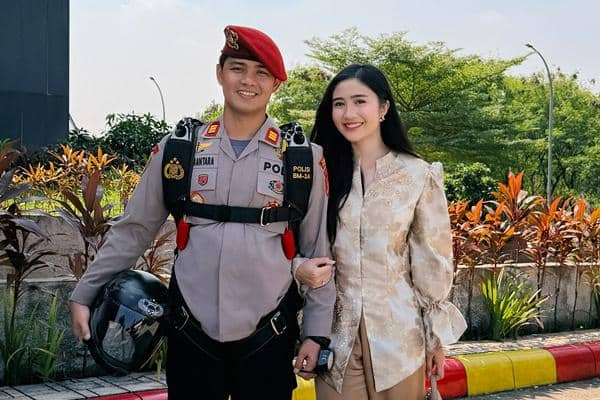 7 Potret Febby Rastanty Dampingi Suami di HUT Bhayangkara ke-80