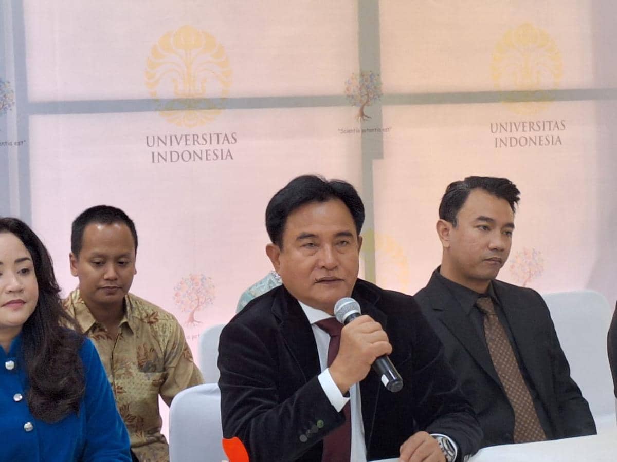 Menko Kumham Imipas, Yusril Ihza Mahendra usai mengikuti ujian doktor ilmu filsafat di Balai Sidang Universitas Indonesia, Depok, Kamis (2/7