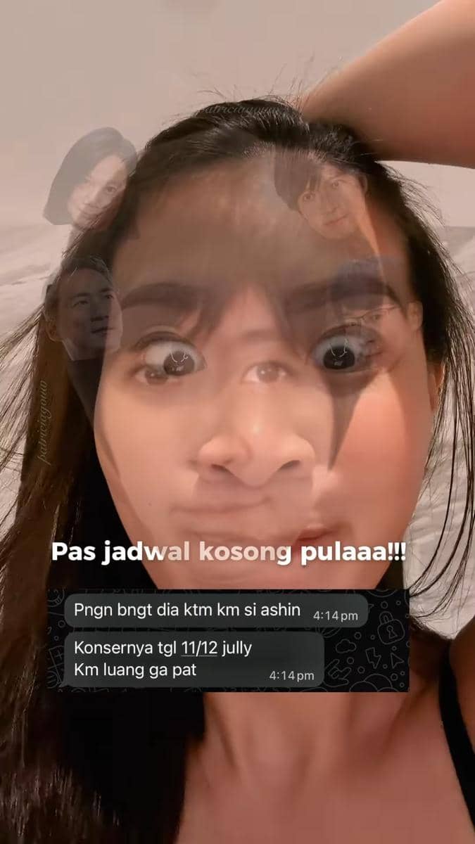 Seorang wanita membuat ekspresi lucu dengan efek wajah ganda dan teks percakapan tentang konser serta tulisan pas jadwal kosong pula.