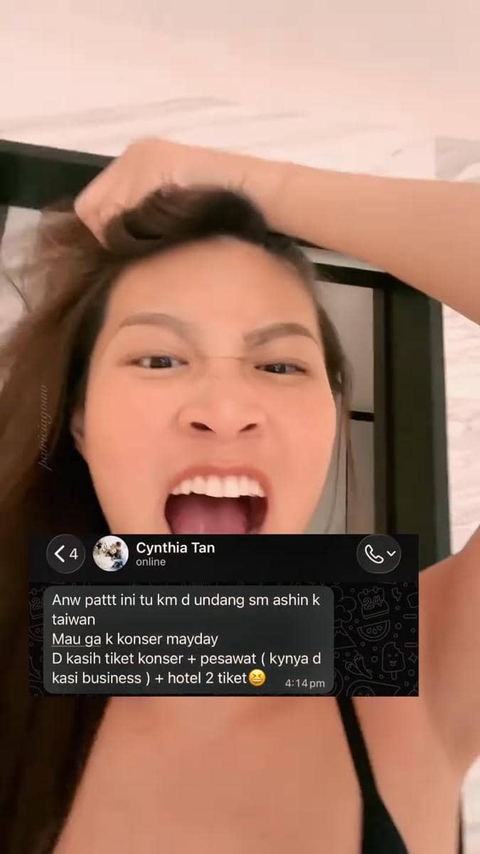 Seorang perempuan berpose dengan ekspresi terkejut sambil memegang rambutnya, dengan tangkapan layar pesan WhatsApp yang muncul di bagian bawah gambar.