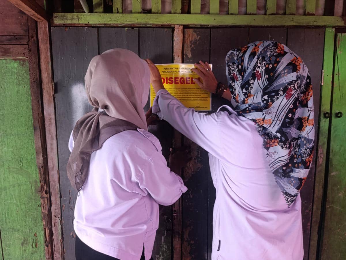 Perumda Pasar Makassar Raya menyegel 308 kios, los, dan lapak di Pasar Kerung-Kerung, Rabu (1/7/2026). ( Dok. Perumda Pasar Makassar Raya)