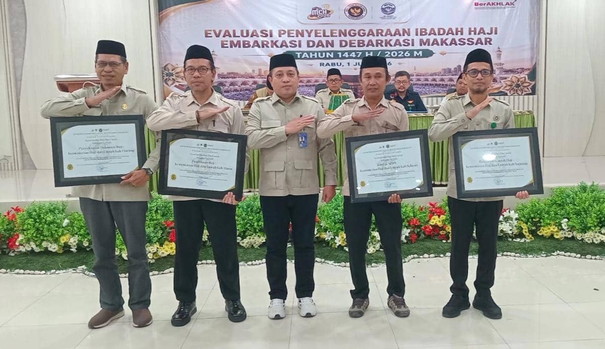 Kemenhaj Sulsel beri penghargaan kepada lima Kantor Kemenhaj Kabupaten/Kota terkait penyelenggaraan ibadah haji tahun 2026. (Dok. Kemenhaj S
