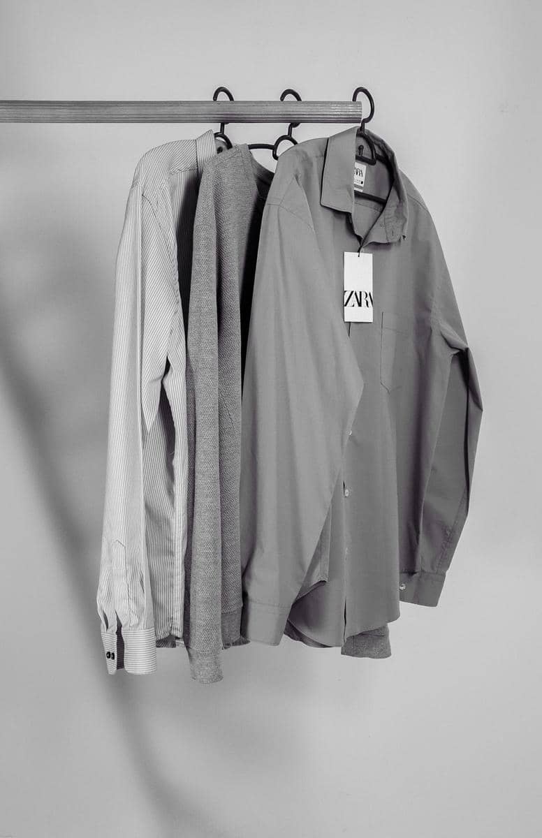 Baju warna abu-abu muda 