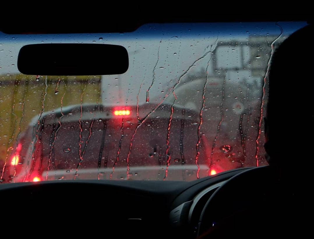 4 Benda yang Paling Sering Bikin Kaca Mobil Jadi Rusak