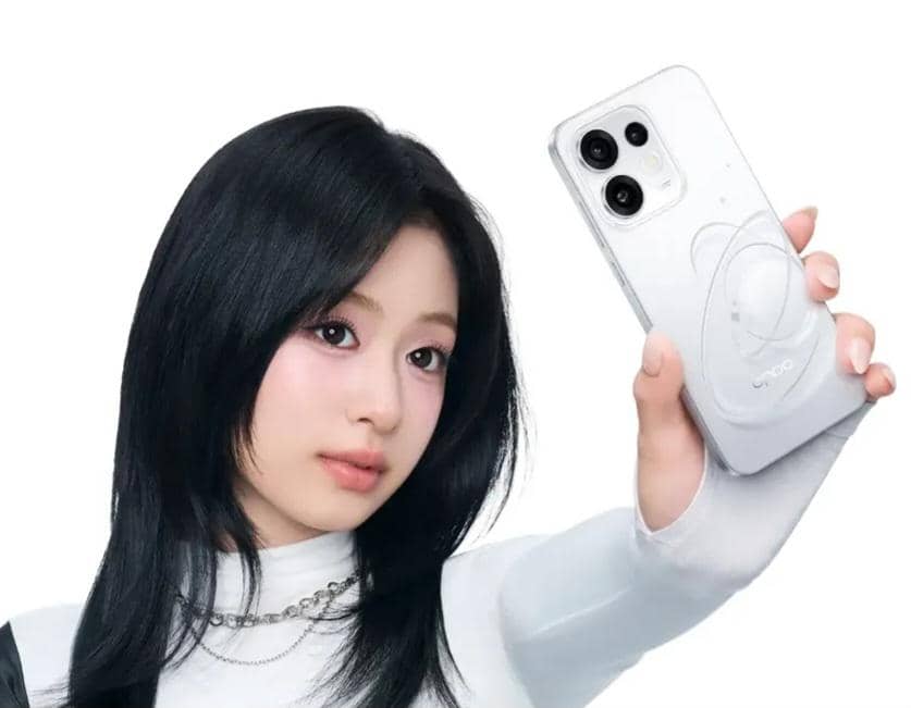 Seseorang memegang OPPO Reno16 series.