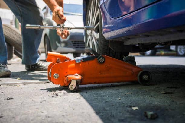 5 Kesalahan yang Umum Dilakukan Saat Menggunakan Dongkrak Mobil